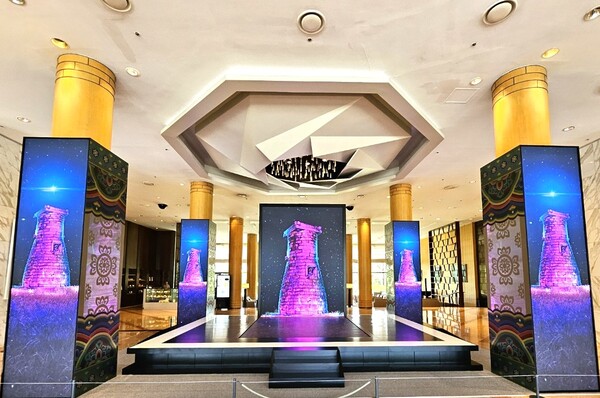 경북도는 24일 AI, 첨단 미디어, 스틸아트 기법으로 하나의 공간서 자연스러운 연출을 통해 천년고도 경주의 문화유산을 구현한 특별전시 ‘빛으로 피어나는 신라’를 선보였다.(사진=경북도)