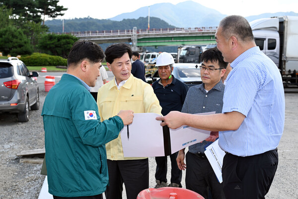 안병구 밀양시장(왼쪽 두 번째)이 용평2교 접속도로 공사 현장을 찾아 관계자들과 추진 상황을 점검하고 있다. 밀양시 제공