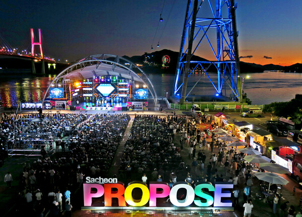 삼천포대교공원에서 열린 '토요상설무대 프러포즈 및 사천 락 페스티벌' 공연 현장. 사천시 제공