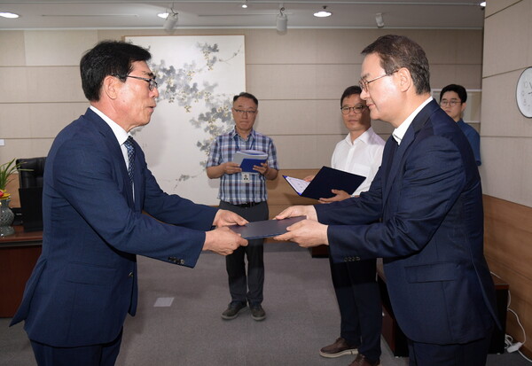 김영문 광주시 문화경제부시장이 25일 시청에서 송형길 광주인재평생교육진흥원 신임 원장에게 임명장을 전달하고 있다. 광주시