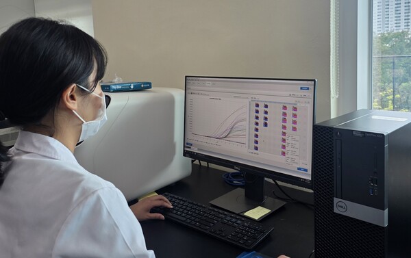 광주보건환경연구원 소속 연구원이 지역 협력 의료기관 내원 환자의 코로나19 검출률 추이를 분석하고 있다. 광주시