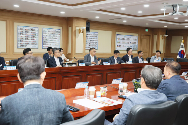 창원경제협의체 회의 모습.