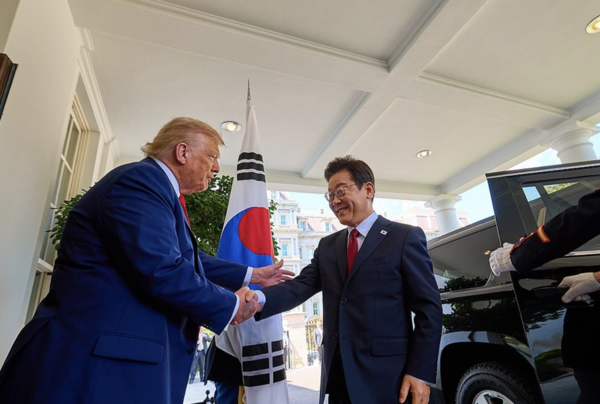 (왼쪽부터) 도널드 트럼프 미국 대통령과 이재명 대통령. 연합뉴스 제공.