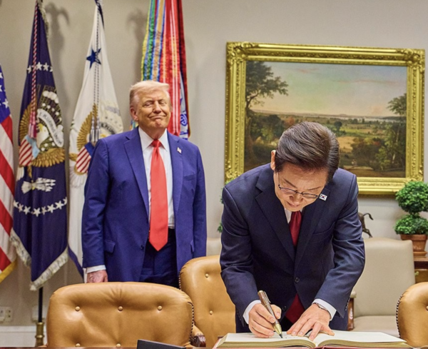 (왼쪽부터) 도널드 트럼프 미국 대통령과 이재명 대통령. 연합뉴스 제공.