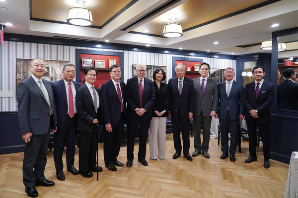 류진 한경협 회장, 루벤스타인 칼라일 그룹 회장을 비롯한 경제사절단이 25일(현지시간) 워싱턴 D.C. 윌러드 호텔에서 열리는 '한미 비즈니스 라운드테이블: 제조업 르네상스 파트너십'에 앞서 기념촬영을 하고 있다. (사진 왼쪽부터) 구자은 LS 회장, 김상현 롯데 부회장, 이재현 CJ회장, 허태수 GS 회장, 루벤스타인 칼라일그룹 회장, 최수연 네이버 대표, 류진 한경협 회장, 이재용 삼성전자 회장, 정의선 현대차 회장, 최윤범 고려아연 회장. 한경협 제공