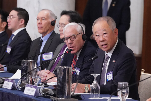 류진 한경협 회장이 25일(현지시간) 워싱턴 D.C. 윌러드 호텔에서 열린 '한미 비즈니스 라운드테이블: 제조업 르네상스 파트너십'에서 인사말을 하고 있다. 이재명 대통령의 첫 미국 방문에 맞춰 개최된 이번 회의에는 양국 대표 경제인과 정부 인사 등 40여 명이 참석했다.  (사진 왼쪽부터) 구광모 LG 회장, 개리 E. 디커슨 AMT CEO, 이재용 삼성 회장, 데이비드 M. 루벤스타인 칼라일그룹 회장, 류진 한경협 회장. 한경협 제공