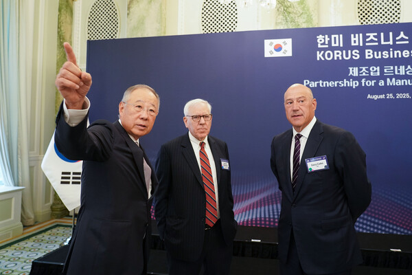 류진 한경협 회장이 25일(미국 현지시간) 워싱턴 D.C. 윌러드 호텔에서 열린 '한미 비즈니스 라운드테이블: 제조업 르네상스 파트너십' 리셉션에서 미측 경제인들과 환담을 나누고 있다. 한경협 제공