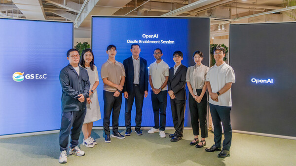 서울 종로구 GS건설 본사서 21일 GS건설 허윤홍 대표(사진 왼쪽 4번째) 및 관계자와 OpenAI 담당자들이 기념사진을 촬영하고 있다 (GS건설 제공) 
