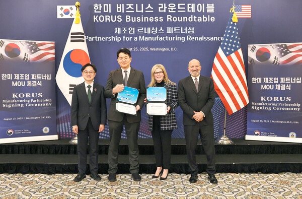 대한항공이 25일 워싱턴 현지에서 보잉 차세대 고효율 항공기 103대 구매를 위한 양해각서를 체결하고 19대 분량의 예비 엔진 구매 및 엔진 정비 서비스 계약도 추진한다. (왼쪽부터) 김정관 산업통상자원부장관, 조원태 한진그룹 회장, 스테파니 포프(Stephanie Pope) 보잉 상용기 부문 사장 겸 최고 경영자, 하워드 러트닉(Howard Lutnick) 미국 상무부 장관이 기념 촬영을 하고 있다. 대한항공 제공