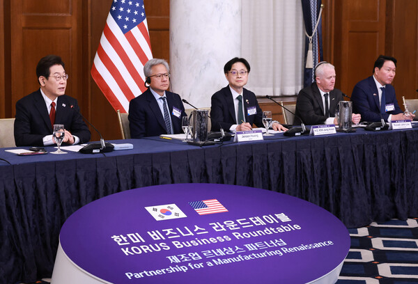 이재명 대통령이 25일(현지시간) 미국 워싱턴DC 윌라드 호텔에서 열린 한미 비즈니스 라운드 테이블에서 연설하고 있다. 연합뉴스