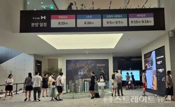 현대건설이 과천 주암동 63-9번지 주암장군마을 재개발 구역에 공급하는 하이엔드 주거단지 ‘디에이치 아델스타’의 견본주택 내부 모습. 청약홈은 25일 실시한 이 단지 특별공급 결과, 평균 19.70 대 1의 경쟁률을 기록했다고 밝혔다. 김태현 기자