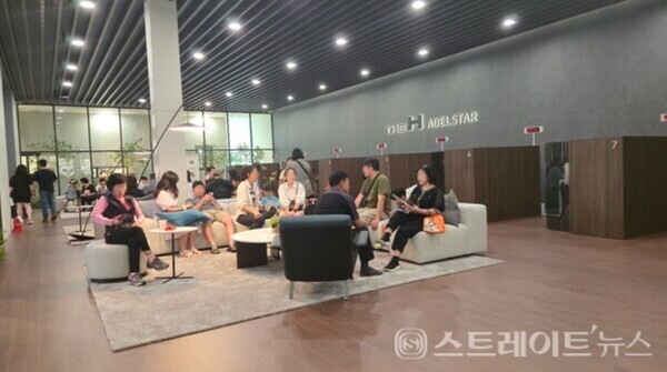 현대건설이 과천 주암동 63-9번지 주암장군마을 재개발 구역에 공급하는 하이엔드 주거단지 ‘디에이치 아델스타’의 견본주택 내부. 방문객들이 상담 대기 중이다. 청약홈은 25일 실시한 이 단지 특별공급 결과, 평균 19.70 대 1의 경쟁률을 기록했다고 밝혔다. 김태현 기자
