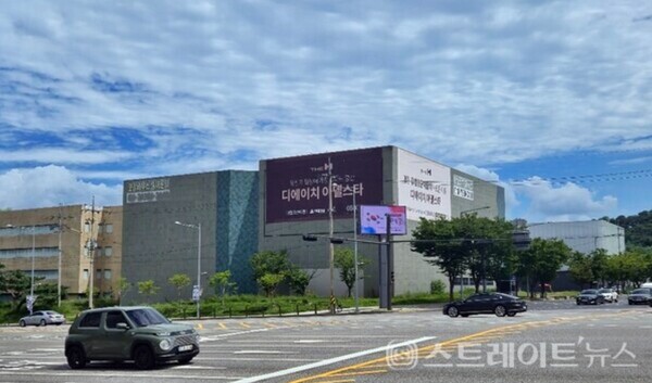 현대건설이 과천 주암동 63-9번지 주암장군마을 재개발 구역에 공급하는 하이엔드 주거단지 ‘디에이치 아델스타’의 견본주택. 이 단지는 입주자 자녀 강남 8학군 배정으로 사실상 강남·서초 생활권으로 꼽힌다. 청약홈은 25일 실시한 이 단지 특별공급 결과, 평균 19.70 대 1의 경쟁률을 기록했다고 밝혔다. 김태현 기자