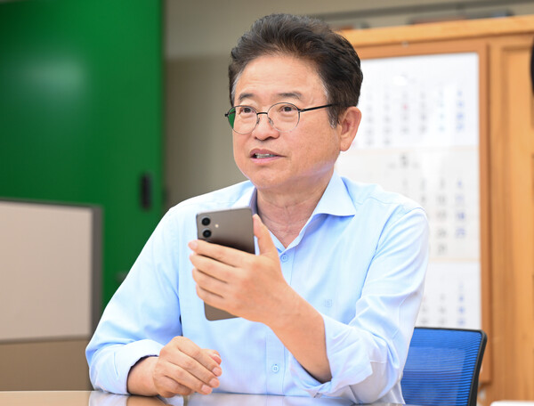 지난해 5월 이철우 도지사와 히라이신지 돗토리현 지사 간 “저출생 극복에 적극 협력하자”라는 전화 통화를 계기로 경북도는 일본에 저출생 극복 특사단을 파견해 일본 인구 증가 지역 사례 연구와 일본 일자리 편의점 도입 등 저출생 극복 우수 정책을 도입해 시행해 오고 있다.(사진=경북도)