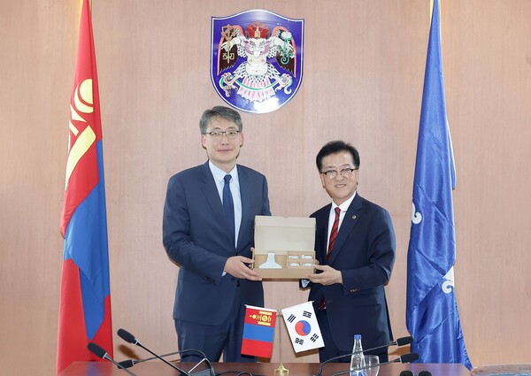 25일 조원휘 대전시의회 의장과 대표단이 몽골 공식 방문 첫 일정으로 몽골 국회(State Great Khural)와 울란바토르시의를 차례로 방문하고 울란바토르 부시장 접견 후 기념 촬영을 하고 있다. 조원휘 의장, 아마르툽신 부시장(왼쪽). 대전시의회 제공.