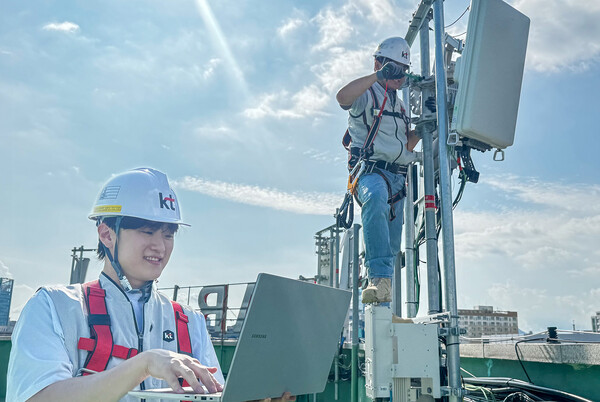 KT 직원들이 AI-RAN 기술 검증을 진행하고 있다. KT 제공