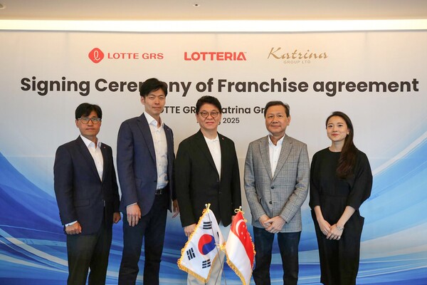 롯데GRS가 지난 25일 싱가포르 F&B 기업 카트리나 그룹과 마스터 프랜차이즈 계약을 체결했다. (왼쪽부터) 이권형 롯데GRS 글로벌사업부문 상무, 신유열 롯데지주 미래성장실장(부사장), 차우철 롯데GRS 대표이사와 카트리나 그룹 알란 고 대표, 크리스탈 고 이사가 기념 촬영을 하고 있다. 롯데GRS제공