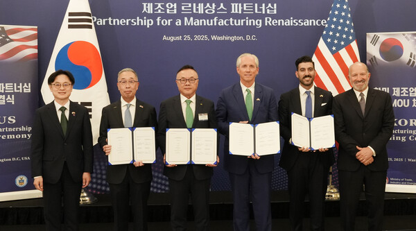 (왼쪽부터)김정관 산업통상자원부 장관, 박지원 두산에너빌리티 회장, 황주호 한수원 사장, 클레이 셀 엑스-에너지 CEO, 섀넌 켈로그 AWS 부사장, 하워드 러트닉 미국 상무부 장관이 25일(현지시각) 미국 워싱턴 D.C.에서 '한미 비즈니스 라운드 테이블' 직후 진행된 SMR 사업협력을 위한 양해각서(MOU) 체결식에서 기념촬영을 하고 있다. 두산에너빌리티 제공