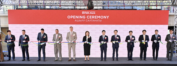 (왼쪽 다섯번 째 부터) 카자흐스탄 중앙은행 부총재 비탈리 뚜투시킨, 카자흐스탄 금융감독원장 마지나 아빌카시모바, BNK금융그룹 빈대인 회장, BNK캐피탈 김성주 대표, BNK부산은행 방성빈 은행장, KOTRA 김정훈 관장