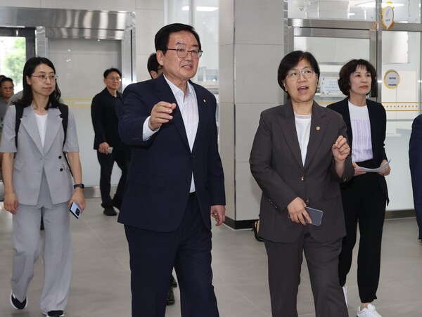 문인 청장이 지난 6일 북구의 '돌봄 통합지원 실행 현장 간담회'를 위해 방문한 정은경 보건복지부 장관을 영접하고 있다. 북구