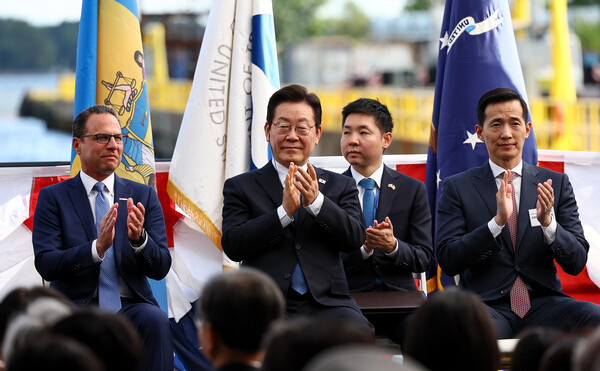 이재명 대통령이 26일(현지시간) 미국 필라델피아의 한화 필리조선소에서 열린 '스테이트 오브 메인'호 명명식에서 박수치고 있다. 연합뉴스. 