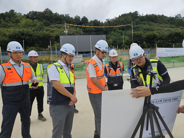 류호용 미래성장전무(왼쪽 네 번째)가 지난 26일 안동보 소수력 발전소 건설현장을 방문하여 안전경영을 실시했다.