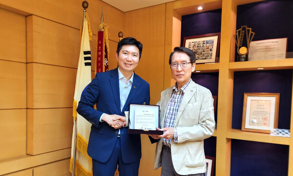 유승민 대한체육회 회장(왼쪽)과 신창재 교보생명 의장. 교보생명 제공.