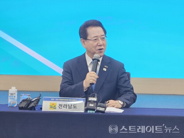 김영록 전남도지사가 27일 광주·전남 특별광역연합 추진 선포식에서 인사말을 하고 있다. 문미선 기자