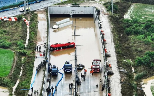 27일 국회 본회의에서 '오송 지하차도 참사 진상규명과 재발방지 대책마련을 위한 국정조사계획서' 승인의 건이 가결되자 유가족이 박수치고 있다. 연합뉴스. 