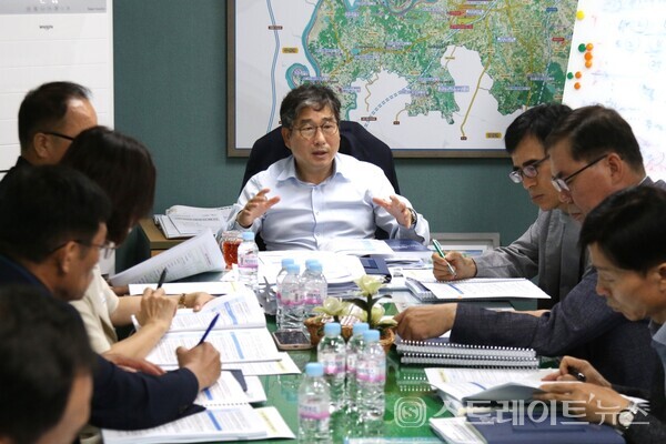 강상구 부시장이 26일 시청 회의실에서 열린 '새 정부 경제성장전략' 대응 합동 연찬회에서 참석자들과 함께 지역 연계 사업 발굴에 대해 논의하고 있다. 나주시