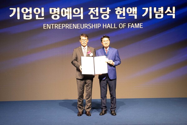 김성태 기업은행장(왼쪽)과 박동석 산일전기 회장. IBK기업은행 제공.