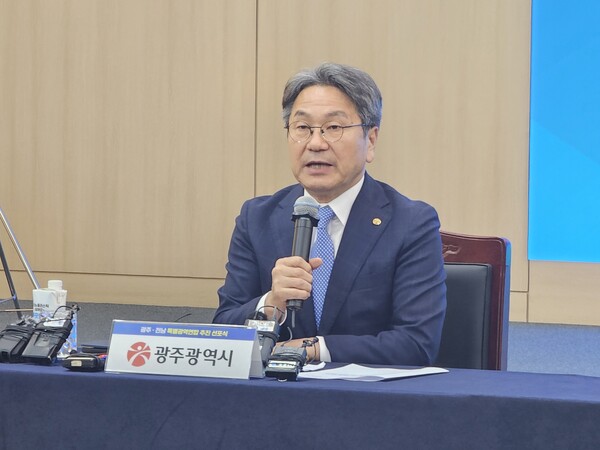 강기정 시장이 27일 나주시청 대회의실에서 열린 ‘광주·전남 특별지방자치단체 추진 선포식’에 참석해 인사말을 하고 있다. 문종천 기자