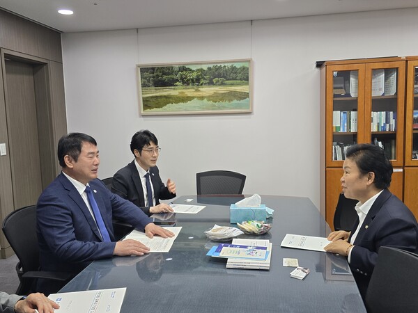 이정선 교육감이 27일 국회 교육위 문정복 의원을 만나 광주교육 현안을 공유하고 협조를 요청하고 있다. 광주교육청