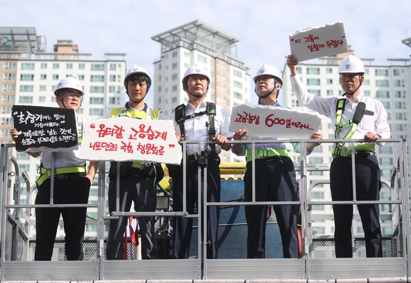 더불어민주당 정청래 대표는 28일 경북 구미시 한국옵티칼하이테크 공장에서 고공농성중인 박정혜 씨를 만났다. 연합뉴스. 