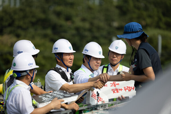 더불어민주당 정청래 대표는 28일 경북 구미시 한국옵티칼하이테크 공장에서 고공농성중인 박정혜 씨를 만났다. 민주당 제공. 