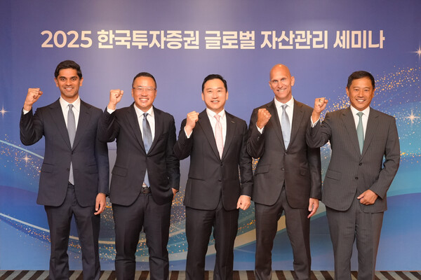 (왼쪽부터)골드만삭스자산운용 아카쉬 톰브르(Aakash Thombre) 채권&유동성 솔루션그룹 전무, 성 조(Sung Cho) 펀더멘털 주식그룹 전무, 김성환 한국투자증권 사장, 맷 깁슨(Matt Gibson) 글로벌 고객솔루션그룹 대표, 론 리(Ron Lee) 아시아지역 고객솔루션그룹 공동 대표 및 PWM (Private Wealth Management) 총괄. 한국투자증권 제공.