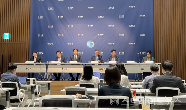 28일 금융통화위원회 이후 열린 거시전망 기자간담회.