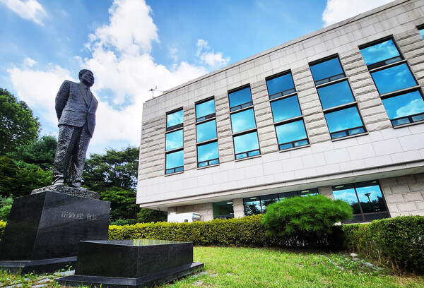 수원 시립 선경도서관 건립에 헌신을 다한 고 최종건 SK 창업회장의 동상이 도서관 앞에 우똑 서 있다. SK 제공