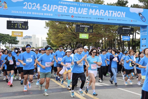 지난해 10월 서울 마포구 평화의공원 일대에서 '2024 슈퍼 블루마라톤'을 개최해 참가자들이 힘차게 출발하고 있다. 롯데 제공