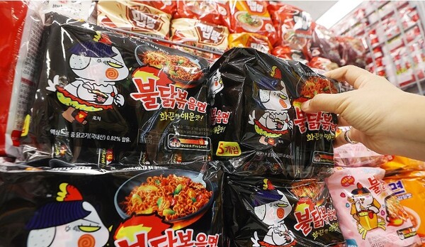 지난 3월 26일 서울의 한 대형마트에 진열된 삼양식품 제품. 연합뉴스 제공