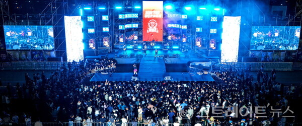 드론으로 촬영한 제3회 강진하맥축제장 전경. 축제장을 가득 메운 인파와 다채로운 부스들이 시선을 사로잡는다. 강진군