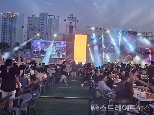 28일 강진종합운동장 일원에서 열린 제3회 강진하맥축제에 수많은 인파가 모여 맥주와 공연을 즐기고 있다. 문미선 기자