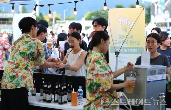 제3회 강진하맥축제장 비어센터에서 관광객들이 맥주를 무한리필하며 즐거워하고 있다. 강진군