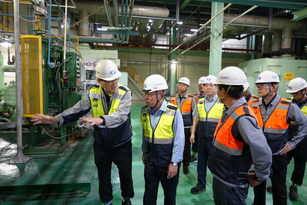 남부발전 김준동 사장(첫줄 오른쪽 다섯 번째)이 29일 신인천빛드림본부를 찾아 현장안전경영을 펼쳤다.