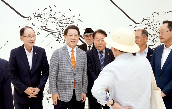 '2025 전남국제수묵비엔날레' 개막식이 29일 오후 목포문화예술회관에서 열린 가운데 김영록 지사가 주요 내빈들과 전시관 작품을 관람하고 있다. 전남도