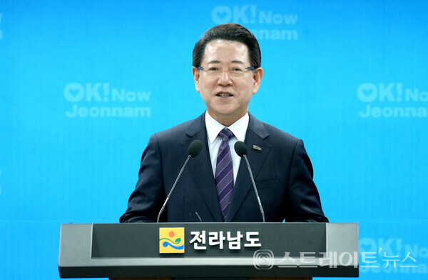 김영록 지사가 29일 도청 브리핑룸에서 ‘2026년 국고 건의 정부예산반영 성과’ 언론 브리핑을 통해 “2026년 정부 예산안에 국비 약 9조 4천억 원을 확보, 지난해보다 5천 260억 원이 증가했다”고 밝히고 있다. 전남도
