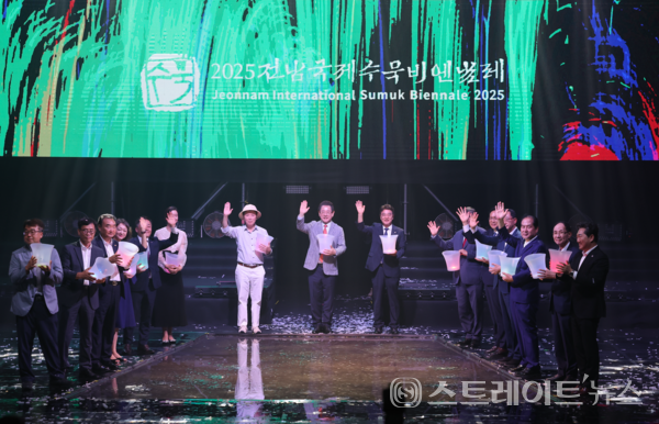 김태균 의장이 29일 목포문화예술회관에서 열린 ‘2025 전남국제수묵비엔날레 개막식’에 참석했다. 전남도의회