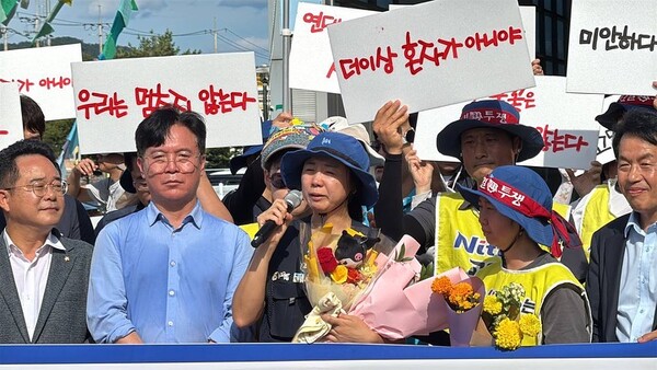 600일 가까이 고공 농성을 이어온 한국옵티칼하이테크 해고 노동자 박정혜 씨(금속노조 한국옵티칼하이테크지회 수석 부지회장)가 지난 29일 농성을 풀고 지상에 내려왔다. 연합뉴스. 