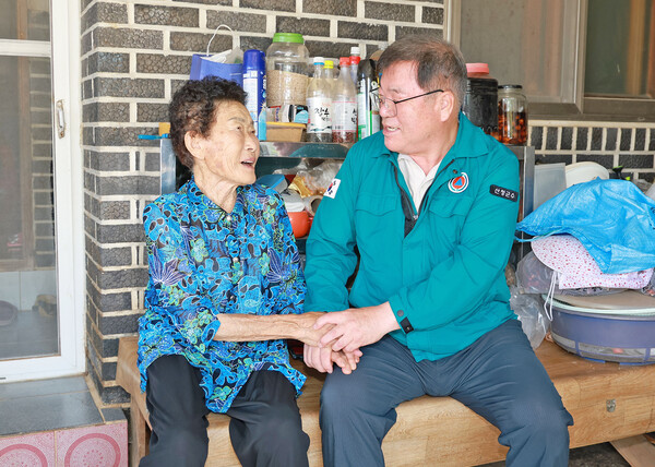 이승화 산청군수가 극한호우 피해를 입은 국가유공자 가정을 방문해 피해 상황을 살피며 위로하고 있다. 산청군 제공