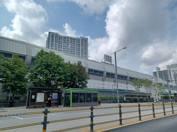 신영PFV와 대방산업개발이 경기도 양주시 덕계동 152번지 일원(옛 서울우유 공장 부지)에 공급하는 '지웰 엘리움 양주 덕계역'에서 도보 4분 거리, 실거리 290m 지점에 위치한 1호선 덕계역. 김태현 기자